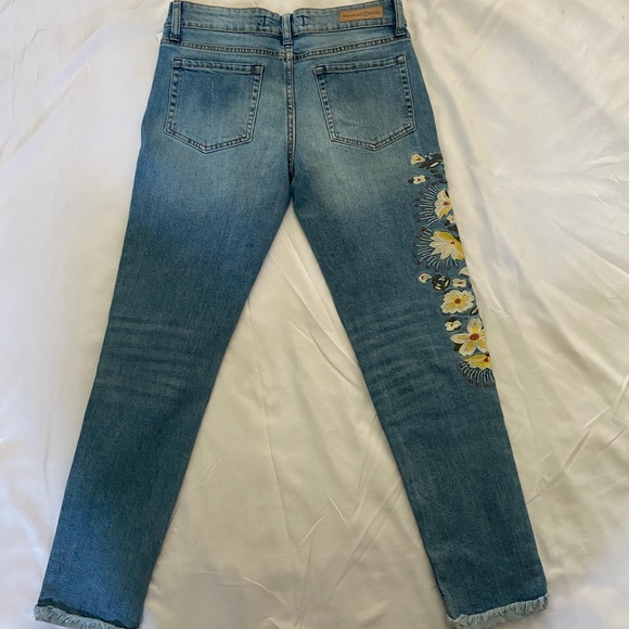 Size 2 jeans with flower embroidering. - Picture 2 of 3